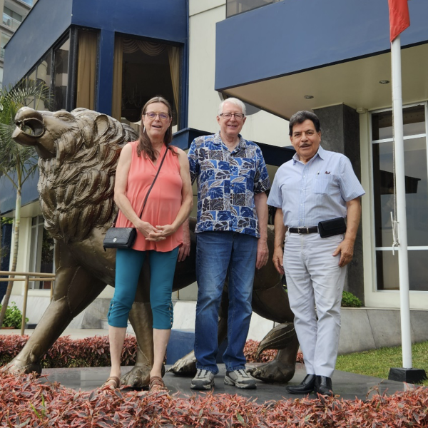 Estudiantes de español Art and Jo Marson con el Dr. Nelson Vidal, en Lima